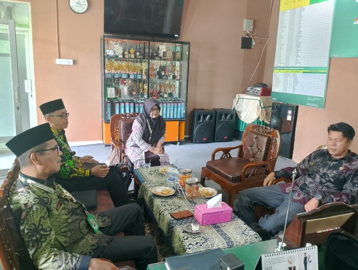Pastikan Kualitas Pembelajaran Berjalan Optimal, Pengawas Madrasah Kunjungi MAN 2 Kerinci Pastikan Kualitas Pembelajaran Berjalan Optimal, Pengawas Madrasah Kunjungi MAN 2 Kerinci