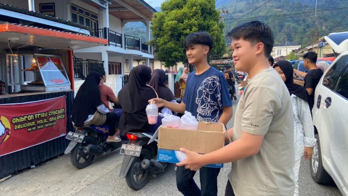 Wujudkan Kepedulian, OSIM, Pramuka, dan UKM MAN 2 Kerinci Gelar Aksi Berbagi Takjil