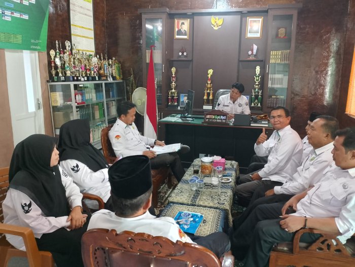 Majelis Guru MAN 2 Kerinci Lakukan Konsultasi Bersama H. Ariyen Bahas Kelancaran Pembelajaran Majelis Guru MAN 2 Kerinci Lakukan Konsultasi Bersama H. Ariyen Bahas Kelancaran Pembelajaran