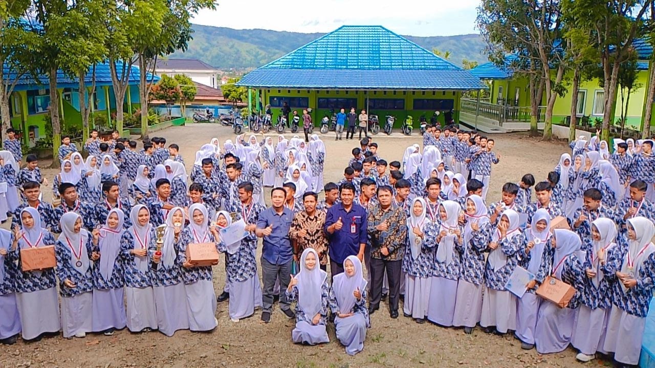 PEMBAGIAN RAPOR DAN HADIAH PRESTASI SEMESTER GENAP MAN 2 KERINCI TAHUN 2024