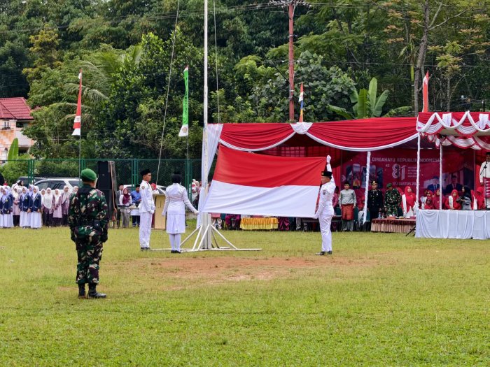 Penuh Khidmat, 3 Siswa MAN 2 Kerinci Emban Tugas Paskibra HUT RI ke-81 di Kantor Kemenag Penuh Khidmat, 3 Siswa MAN 2 Kerinci Emban Tugas Paskibra HUT RI ke-81 di Kantor Kemenag