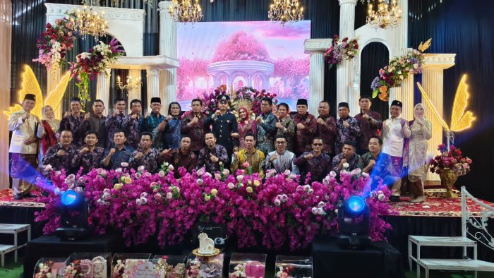 Keluarga Besar MAN 2 Kerinci Kompak Penuhi Undangan Pernikahan Putri Rekan Guru