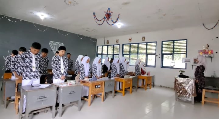 MEMBACA SHOLAWAT SEBELUM KEGIATAN BELAJAR MENGAJAR (KBM)