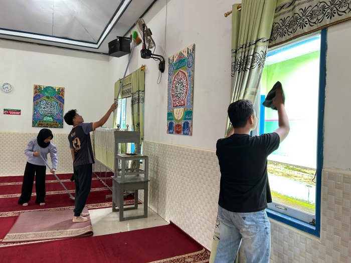 Isi Kepedulian di Hari Libur, Siswa MAN 2 Kerinci Gelar Aksi Bersih-Bersih Mushala