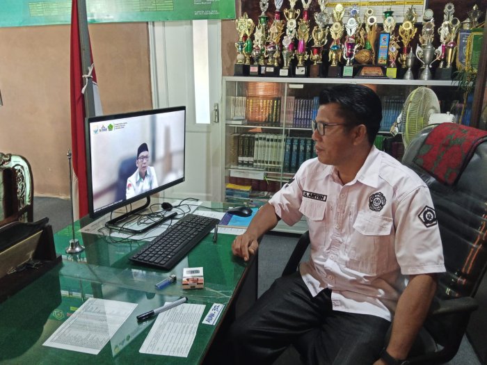 Kepala Madrasah Aliyah Negeri 2 Kerinci Mengikuti Zoom Meeting RKA