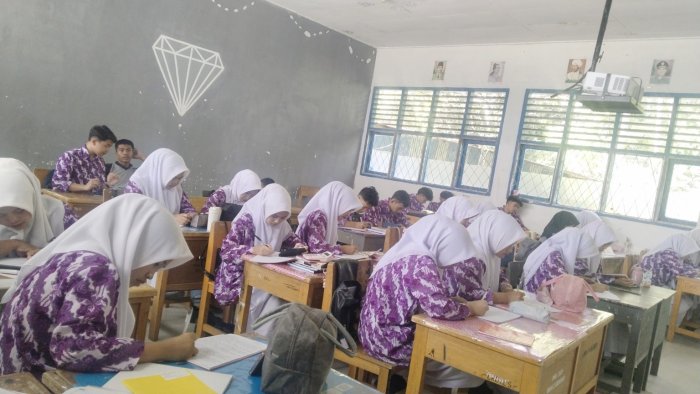 Tingkatkan Semangat Belajar, Siswa Serius Selesaikan Tugas di Kelas Tingkatkan Semangat Belajar, Siswa Serius Selesaikan Tugas di Kelas
