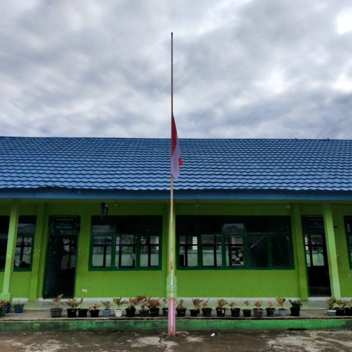 MAN 2 Kerinci Laksanakan Instruksi Nasional, Bendera Dikibarkan Setengah Tiang