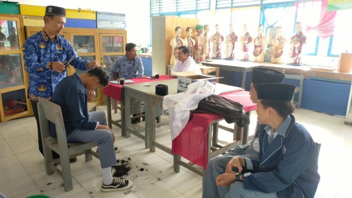 Guru MAN 2 Kerinci Tertibkan Rambut Siswa