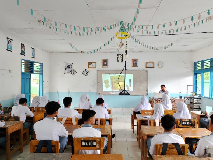 Madrasah Aliyah Negeri 2 Kerinci Menerapkan Pembelajaran Pakai Infocus