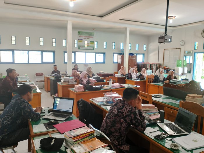 Pengawas Binaan Gelar Sosialisasi Kurikulum Berbasis Cinta (KBC) di MAN 2 Kerinci Pengawas Binaan Gelar Sosialisasi Kurikulum Berbasis Cinta (KBC) di MAN 2 Kerinci