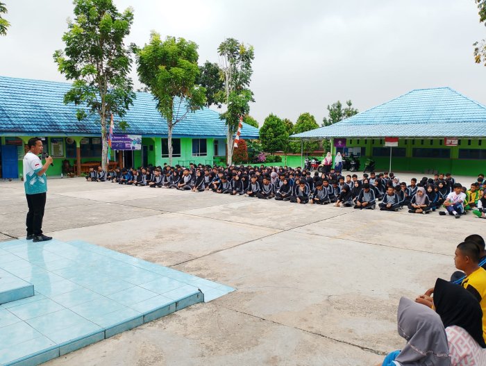 Simak Arahan Pembina, Siswa MAN 2 Kerinci Dipadatkan Pembekalan Disiplin di Lapangan Simak Arahan Pembina, Siswa MAN 2 Kerinci Dipadatkan Pembekalan Disiplin di Lapangan