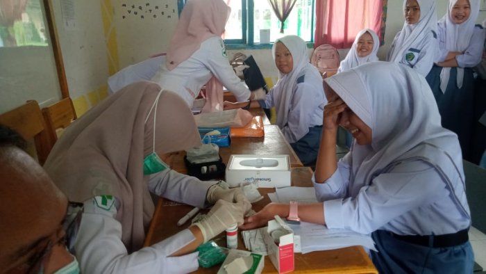 Siswa-i Kelas X MAN 2 Kerinci Jalani Pemeriksaan Kesehatan Berkala oleh Puskesmas Kemantan Siswa-i Kelas X MAN 2 Kerinci Jalani Pemeriksaan Kesehatan Berkala oleh Puskesmas Kemantan