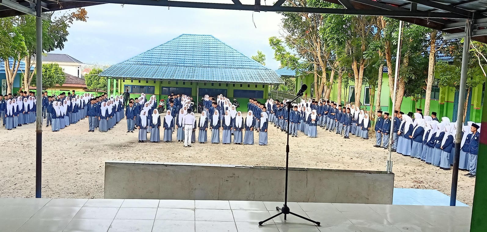 UPACARA BENDERA DI MAN 2 KERINCI.