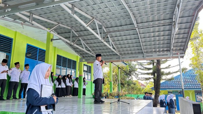 Jadi Pembina Upacara Pasca Libur Idul Fitri, Kepala MAN 2 Kerinci : Tugas Guru Memotivasi Agar Siswa-i Berkreasi