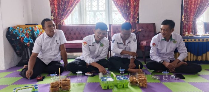 Berikan Dukungan Moral, Keluarga Besar Tendik MAN 2 Kerinci Besuk Rekan Kerja yang Sakit Berikan Dukungan Moral, Keluarga Besar Tendik MAN 2 Kerinci Besuk Rekan Kerja yang Sakit