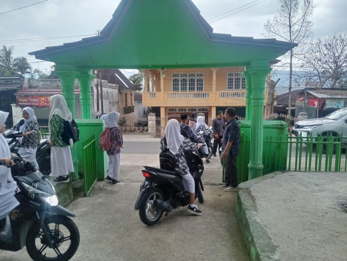 Petugas keamanan MAN 2 kerinci tertibkan motor siswa saat pulang sekolah Petugas keamanan MAN 2 kerinci tertibkan motor siswa saat pulang sekolah