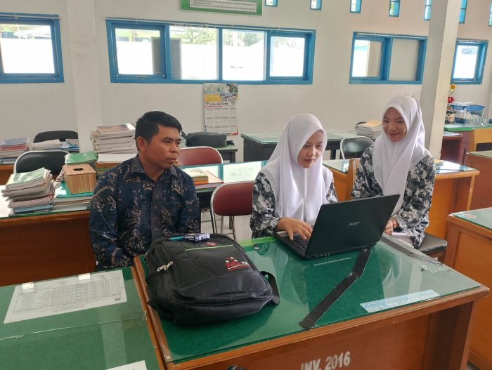 Operator Dampingi Siswa Untuk Pengisian Data SNMPTN