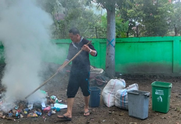 Ciptakan Lingkungan Belajar Bersih, Petugas Kebersihan MAN 2 Kerinci Rutin Bakar Sampah Organik dan Anorganik Ciptakan Lingkungan Belajar Bersih, Petugas Kebersihan MAN 2 Kerinci Rutin Bakar Sampah Organik dan Anorganik