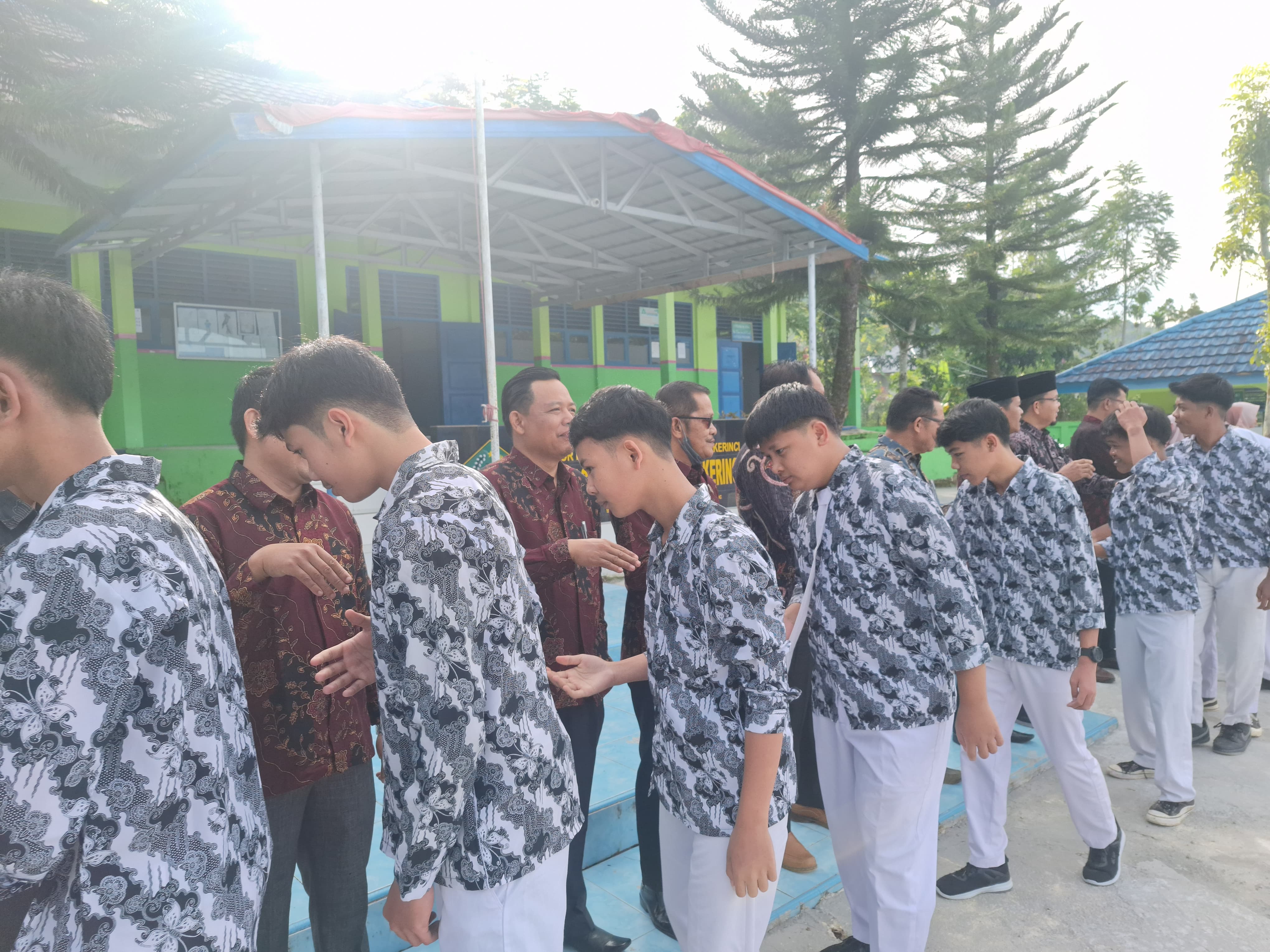 Momentum Halal Bi Halal ini sekaligus menjadi ajang mempererat hubungan emosional antar Tenaga Pendidik,Kependidikan dan Siswa-siswi