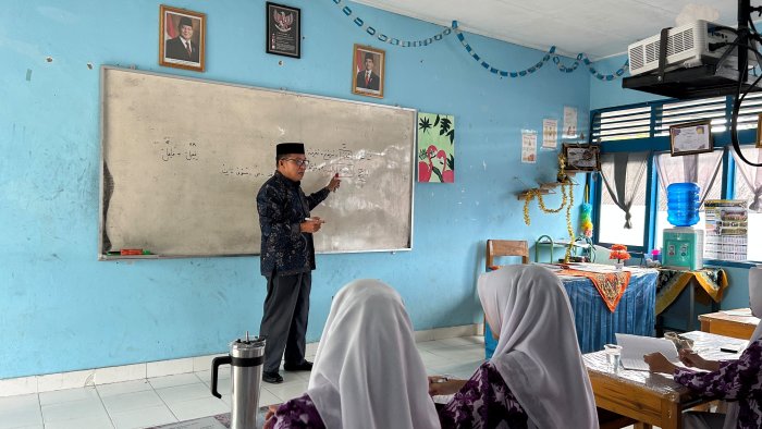 Menembus Jarak, Menyalakan Asa: Perjuangan Guru Tempuh 30 Kilometer Setiap hari Hari Demi Anak Didik Menembus Jarak, Menyalakan Asa: Perjuangan Guru Tempuh 30 Kilometer Setiap hari Hari Demi Anak Didik