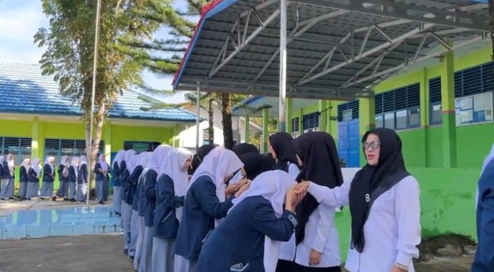 Keluarga Besar MAN 2 Kerinci Lakukan Salam-Salaman Pasca Lebaran