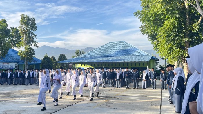 Wakamad Bidang Kurikulum MAN 2 Kerinci Tekankan Kedisiplinan dalam Upacara Bendera Senin Pagi Wakamad Bidang Kurikulum MAN 2 Kerinci Tekankan Kedisiplinan dalam Upacara Bendera Senin Pagi