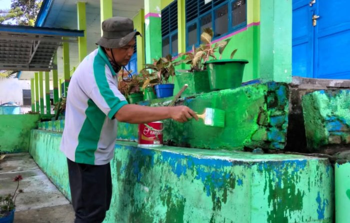Perindah Madrasah, Petugas Kebersihan MAN 2 Kerinci Lakukan Pengecatan Perindah Madrasah, Petugas Kebersihan MAN 2 Kerinci Lakukan Pengecatan
