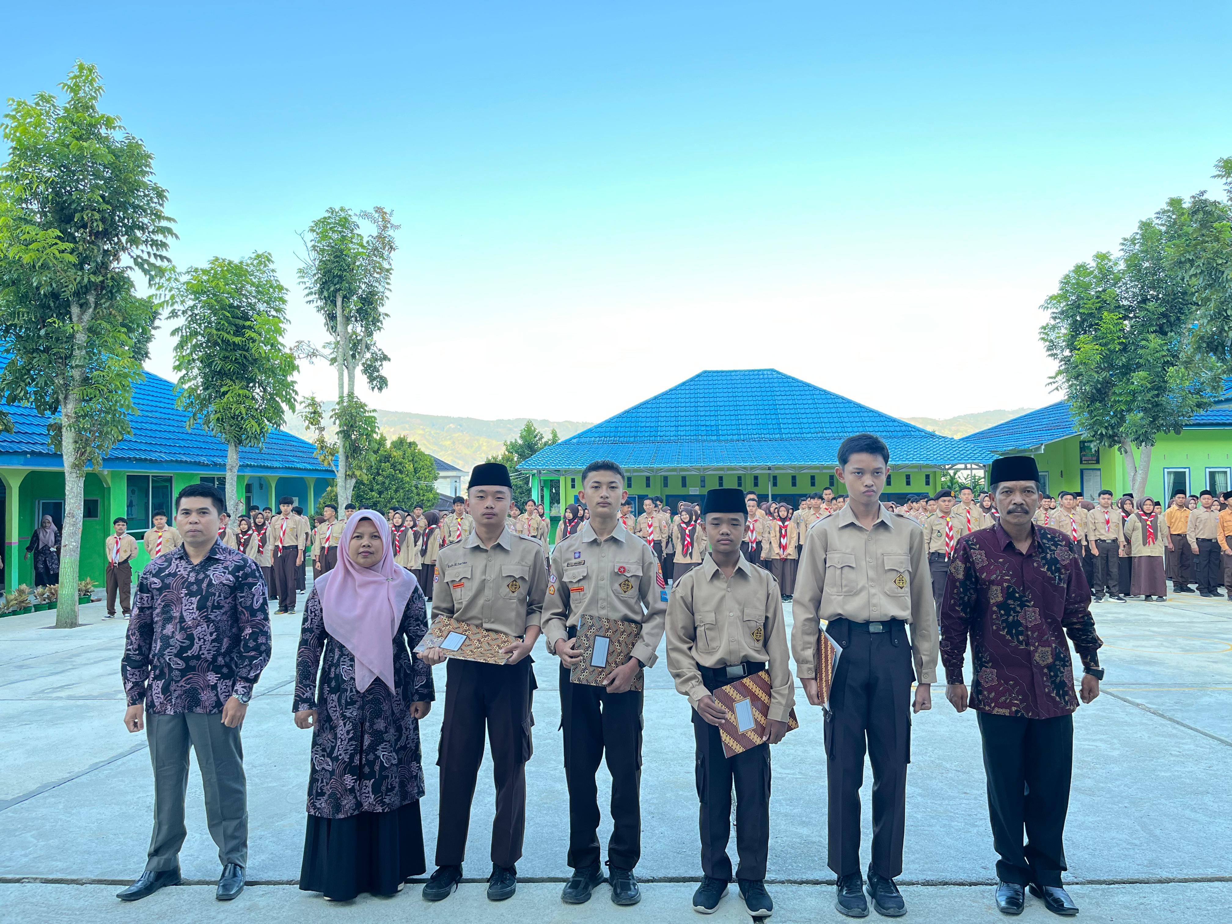 Penyerahan sertifikat MATSAMA Pada Siswa Baru MAN 2 Kerinci Tahun 2025