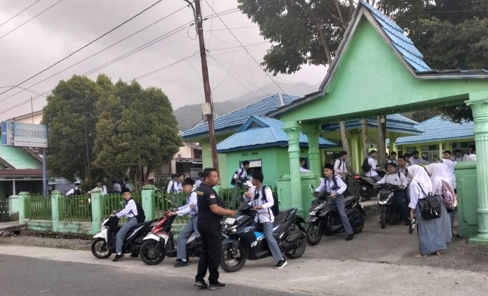 Heri Fitriadi Petugas Keamanan MAN 2 Kerinci Siaga di depan Gerbang, Pastikan Kepulangan Siswa Aman dan Tertib Heri Fitriadi Petugas Keamanan MAN 2 Kerinci Siaga di depan Gerbang, Pastikan Kepulangan Siswa Aman dan Tertib