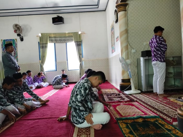 Sholat Dzuhur Berjamaah Jadi Rutinitas Positif di MAN 2 Kerinci