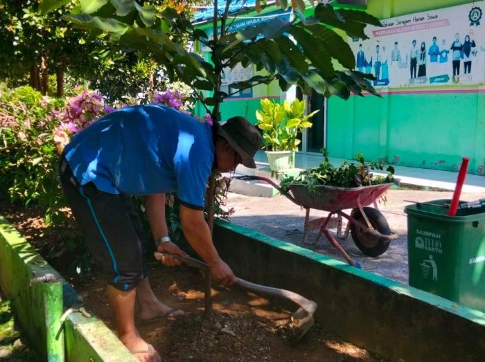 Apresiasi Luar Biasa untuk Tim Kebersihan MAN 2 Kerinci: Jaga Lingkungan Madrasah Tetap Asri Pasca-Idul Adha