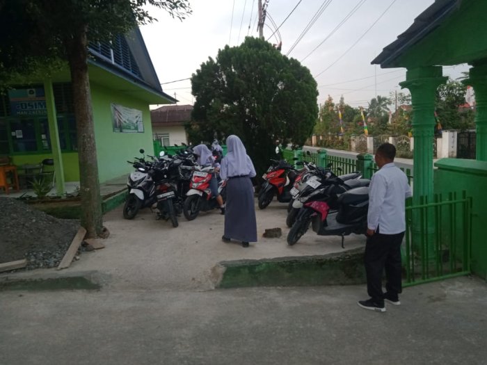 Sambut Pagi dengan Kedisiplinan, Herri Pitriadi Petugas Keamanan MAN 2 Kerinci Giat Rapikan Parkir Kendaraan Siswa Sambut Pagi dengan Kedisiplinan, Herri Pitriadi Petugas Keamanan MAN 2 Kerinci Giat Rapikan Parkir Kendaraan Siswa