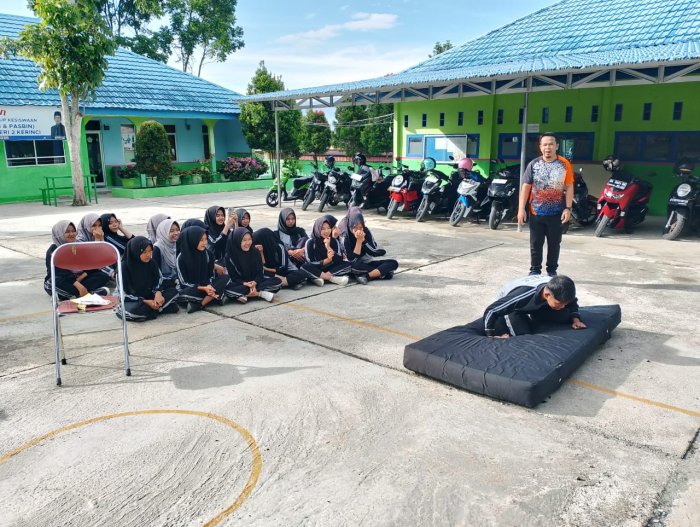 Siswa Kelas XI MAN 2 Kerinci Latihan Senam Lantai Roll Depan dan Roll Belakang