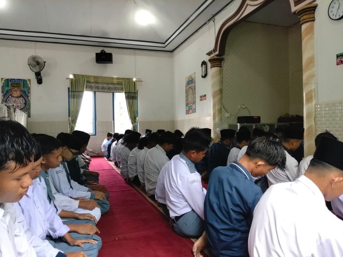 Siswa-Siswi MAN 2 Kerinci Rutin Salat Zuhur Berjemaah di Musholla Nurul Ilmi Usai Santap MBG Siswa-Siswi MAN 2 Kerinci Rutin Salat Zuhur Berjemaah di Musholla Nurul Ilmi Usai Santap MBG