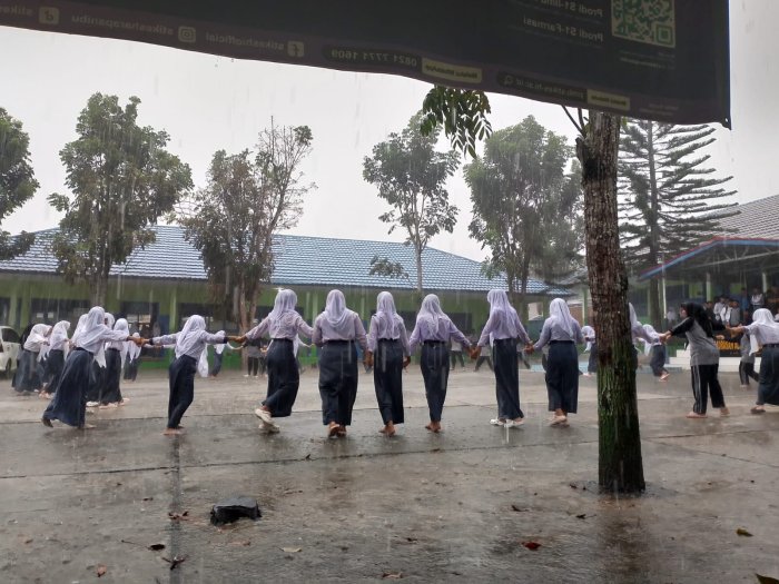 Sambut Hujan Setelah Kemarau, Siswa MAN 2 Kerinci Ucap Syukur dan Sukacita Sambut Hujan Setelah Kemarau, Siswa MAN 2 Kerinci Ucap Syukur dan Sukacita