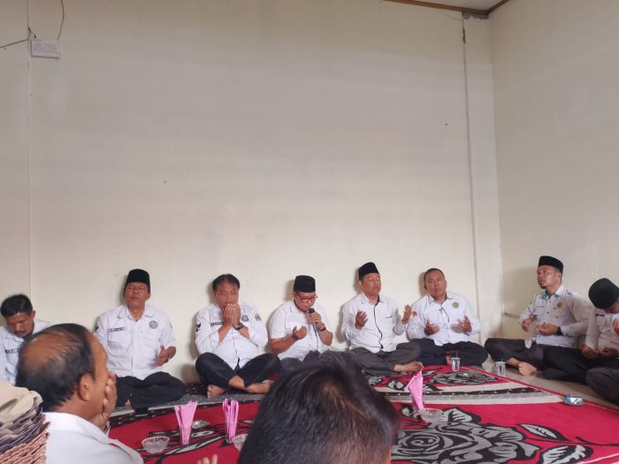 MAN 2 Kerinci Gelar Takziyah ke Rumah Guru yang Berduka MAN 2 Kerinci Gelar Takziyah ke Rumah Guru yang Berduka