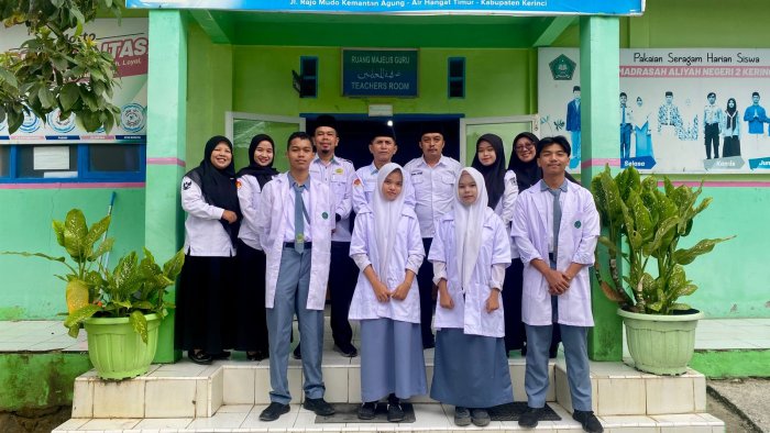 Sigap di Balik Barisan: Tim Piket UKM MAN 2 Kerinci Pastikan Kelancaran Upacara Bendera