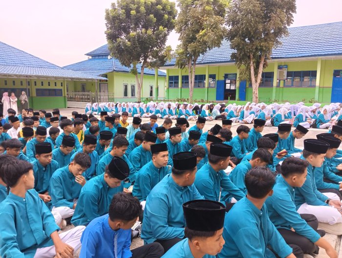 Syahdu dan Khidmat, Civitas Akademika MAN 2 Kerinci Awali Hari dengan Yasinan Bersama Syahdu dan Khidmat, Civitas Akademika MAN 2 Kerinci Awali Hari dengan Yasinan Bersama