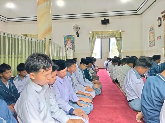 Siswa/i MAN 2 Kerinci Rutin Sholat Dzuhur Berjamaah Siswa/i MAN 2 Kerinci Rutin Sholat Dzuhur Berjamaah