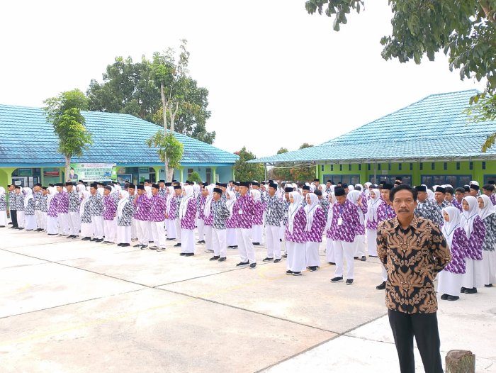 Ketegasan Berbalut Kasih: Cara Waka Kesiswaan Heri Suhandi, S.Pd.I., M.Pd.I. Membangun Karakter Siswa MAN 2 Kerinci Ketegasan Berbalut Kasih: Cara Waka Kesiswaan Heri Suhandi, S.Pd.I., M.Pd.I. Membangun Karakter Siswa MAN 2 Kerinci