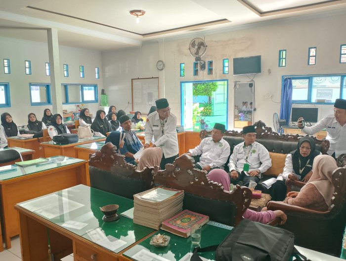 MAN 2 Kerinci, Salurkan Zakat Kepada Warga yang Membutuhkan