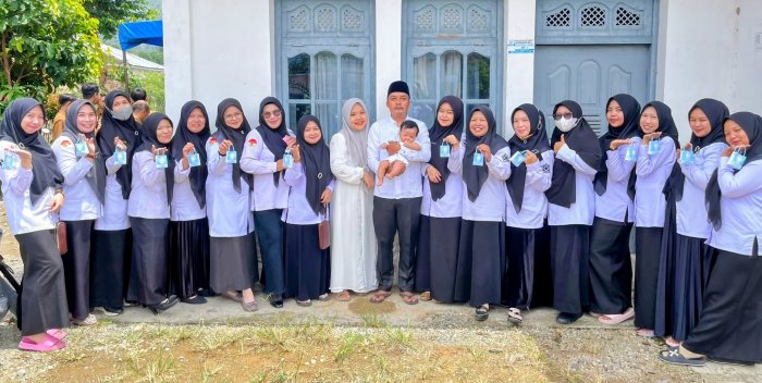 Keluarga Besar MAN 2 Kerinci Hadiri Tasyukur Aqiqah ke Rumah Salah Satu Guru