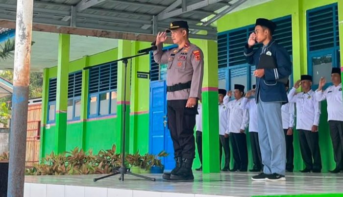 Jadi Pembina Upacara di MAN 2 Kerinci, Kapolsek Air Hangat Timur Ajak Siswa Raih Prestasi dan Jauhi Tawuran Jadi Pembina Upacara di MAN 2 Kerinci, Kapolsek Air Hangat Timur Ajak Siswa Raih Prestasi dan Jauhi Tawuran