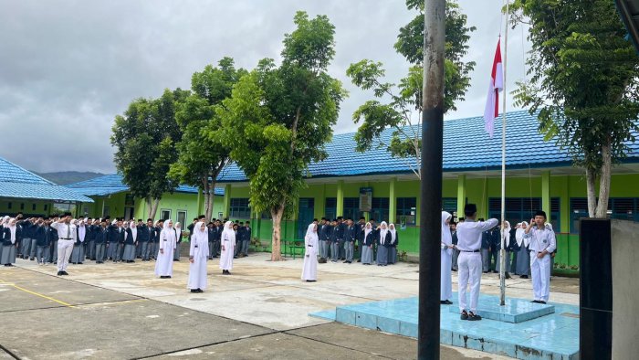 Upacara Hari Kesadaran Nasional : Pembina, Teruslah Berusaha Untuk Profesional.