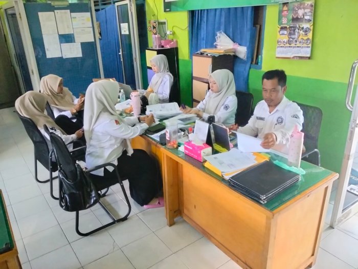 Staf Tata Usaha MAN 2 Kerinci Rampungkan Surat Keterangan Lulus Siswa Kelas XII Staf Tata Usaha MAN 2 Kerinci Rampungkan Surat Keterangan Lulus Siswa Kelas XII