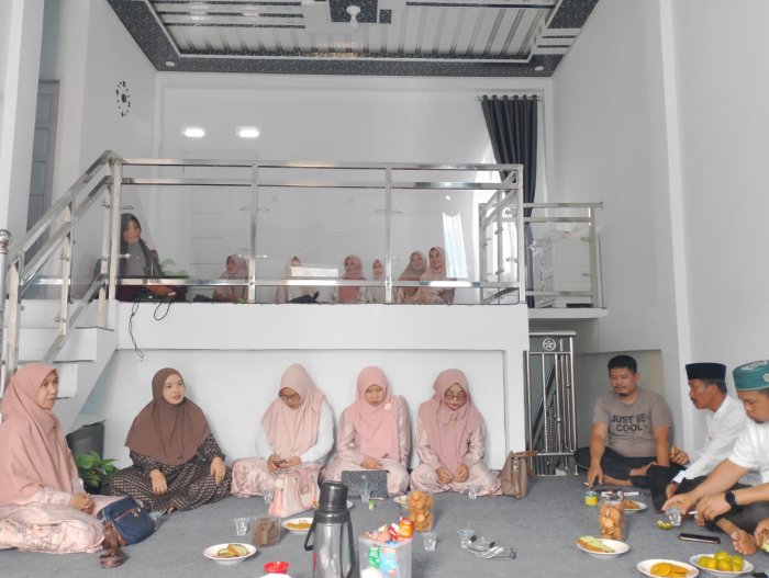 Keluarga Besar MAN 2 Kerinci Lakukan Kunjungan Sosial Jenguk Tenaga Pendidik yang Sakit.